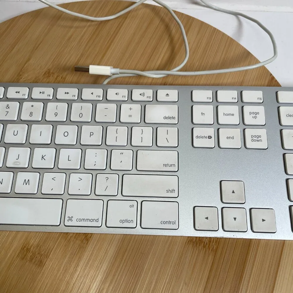 Genuine Apple Keyboard Slim Model A1243 Wired USB Silver w/ White Keys Tested